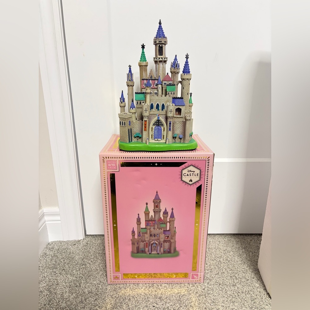 Disney Castle Collection 6/10 Sleeping Beauty Aurora light up castle